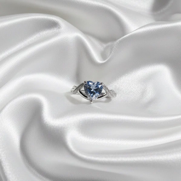 💎 Ice Blue Heart Sparkle Ring - Silver Infinity Band
