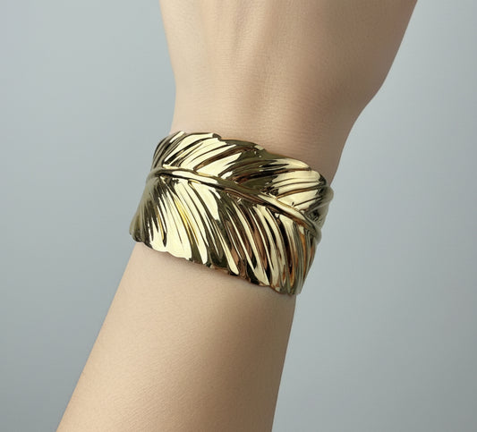 Chic Wide Feather Cuff - Gold Tone Bangle