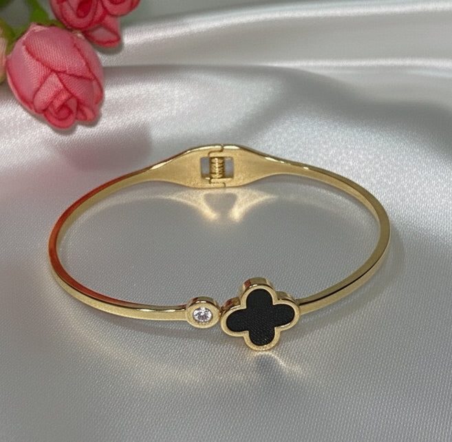 Classic Elegance: Gold-Plated Clover Bangle bracelet