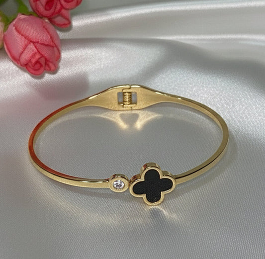 Classic Elegance: Gold-Plated Clover Bangle bracelet