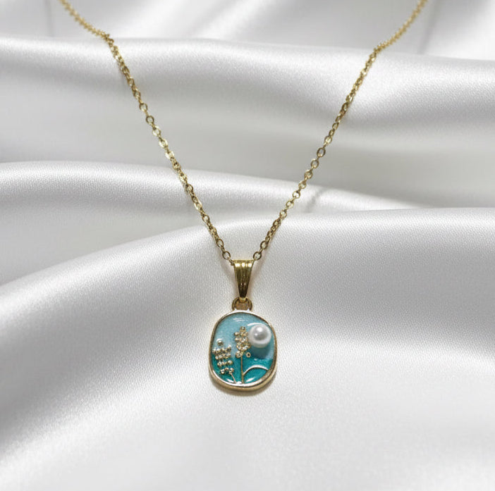 Vintage-Inspired Enamel Wildflower Necklace – Teardrop Pearl & Gold Floral Pendant in Serene Aqua