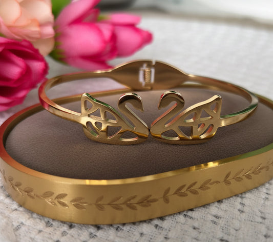 Elegant Interlocking Swan Bangle in Gold Tone (Free size)