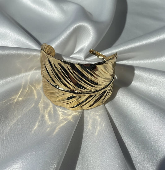 Chic Wide Feather Cuff - Gold Tone Bangle
