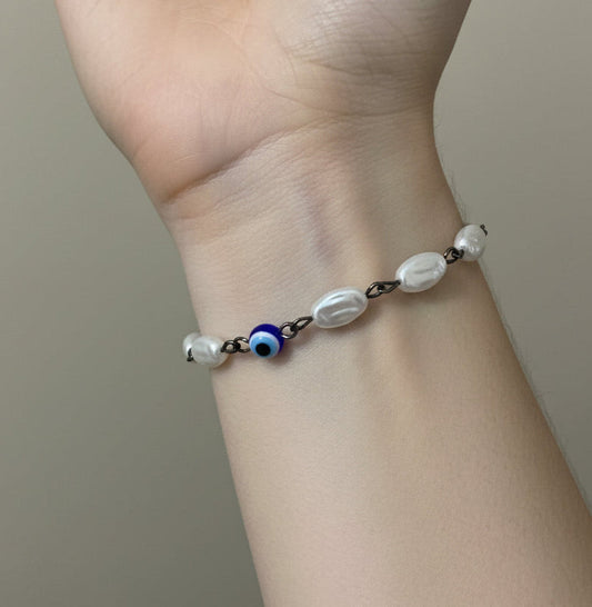 Elegant Dark Metal & Baroque Pearl Bracelet with Evil Eye Charm
