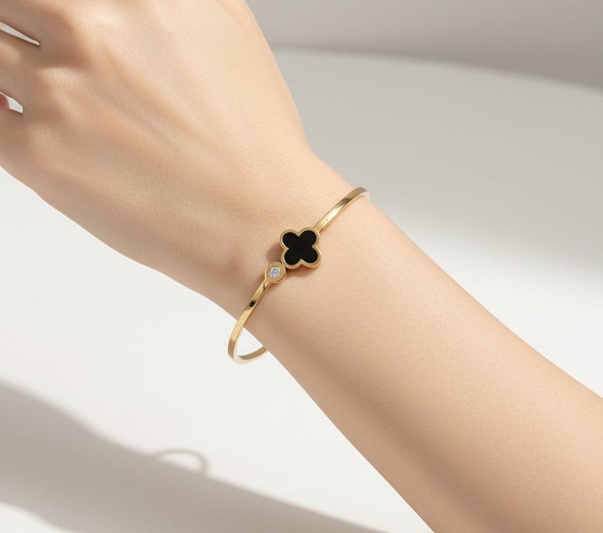 Classic Elegance: Gold-Plated Clover Bangle bracelet