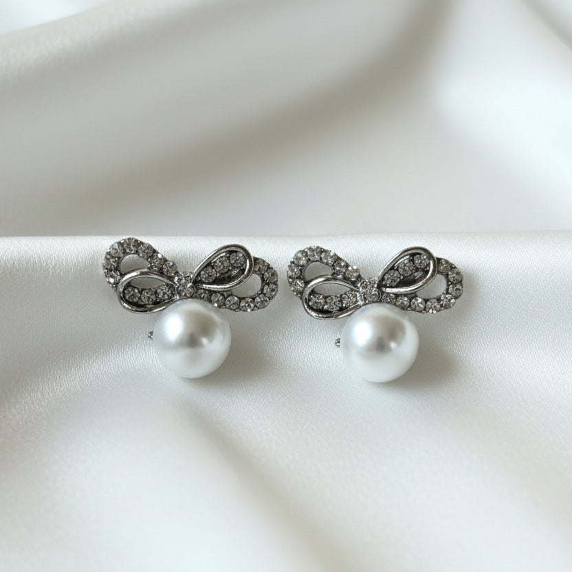 Sparkling Crystal Bow & Pearl Stud Earrings – Classic Silver-Tone Glamour